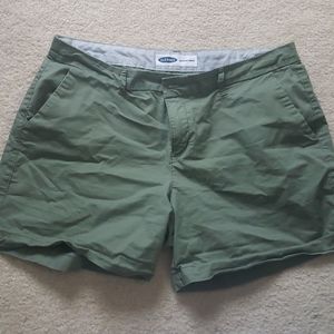 Olive chino short